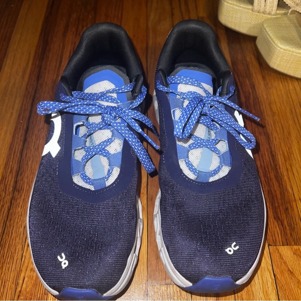 On cloud running sneaker